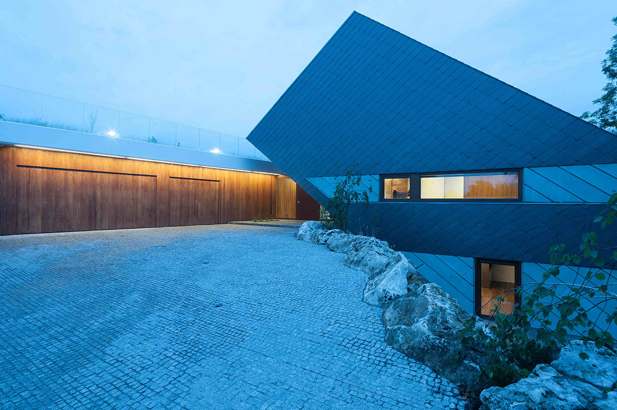 Przemek Olczyk / Mobius Architekci releases single-family house with angular volume on the cliff