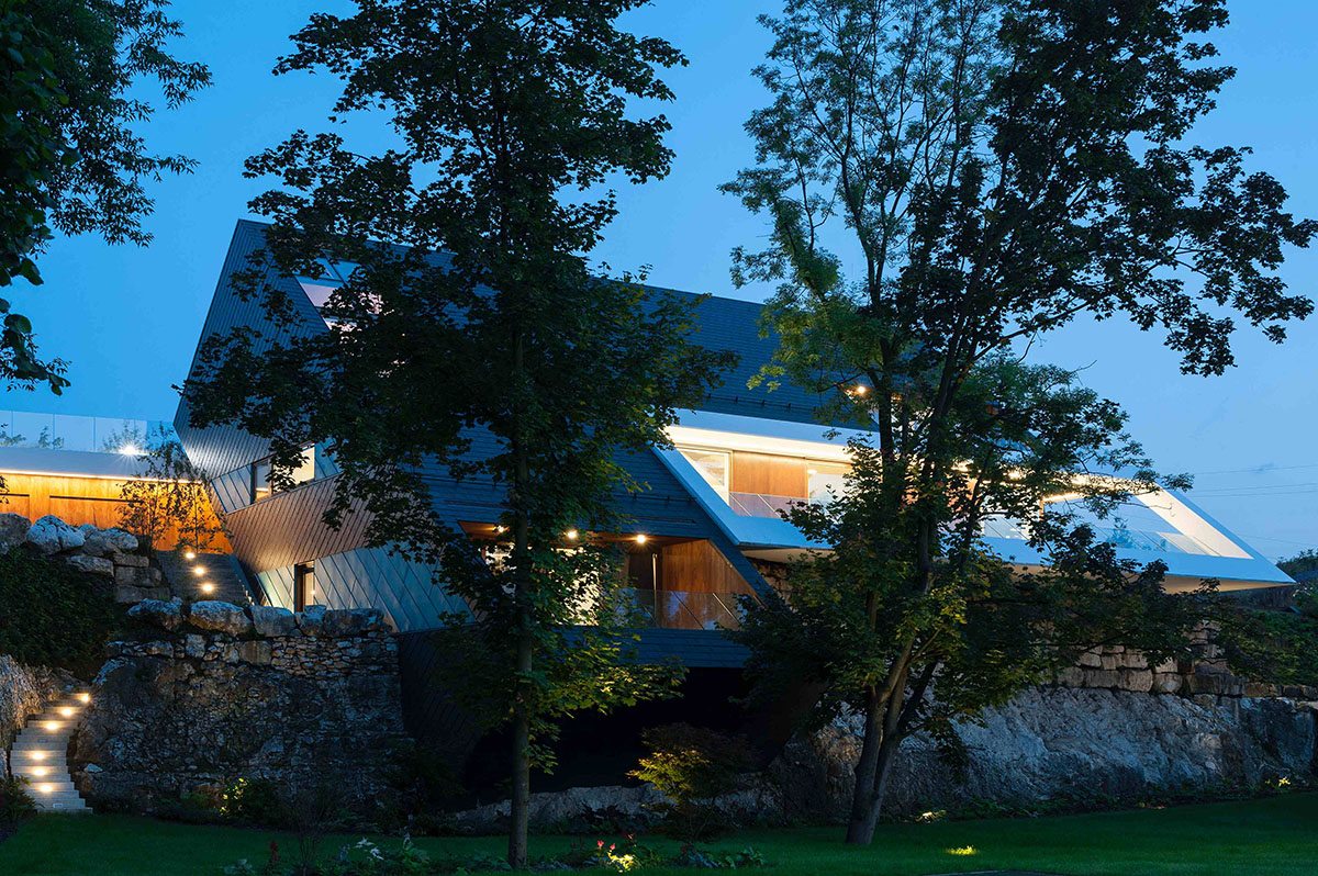 Przemek Olczyk / Mobius Architekci releases single-family house with angular volume on the cliff