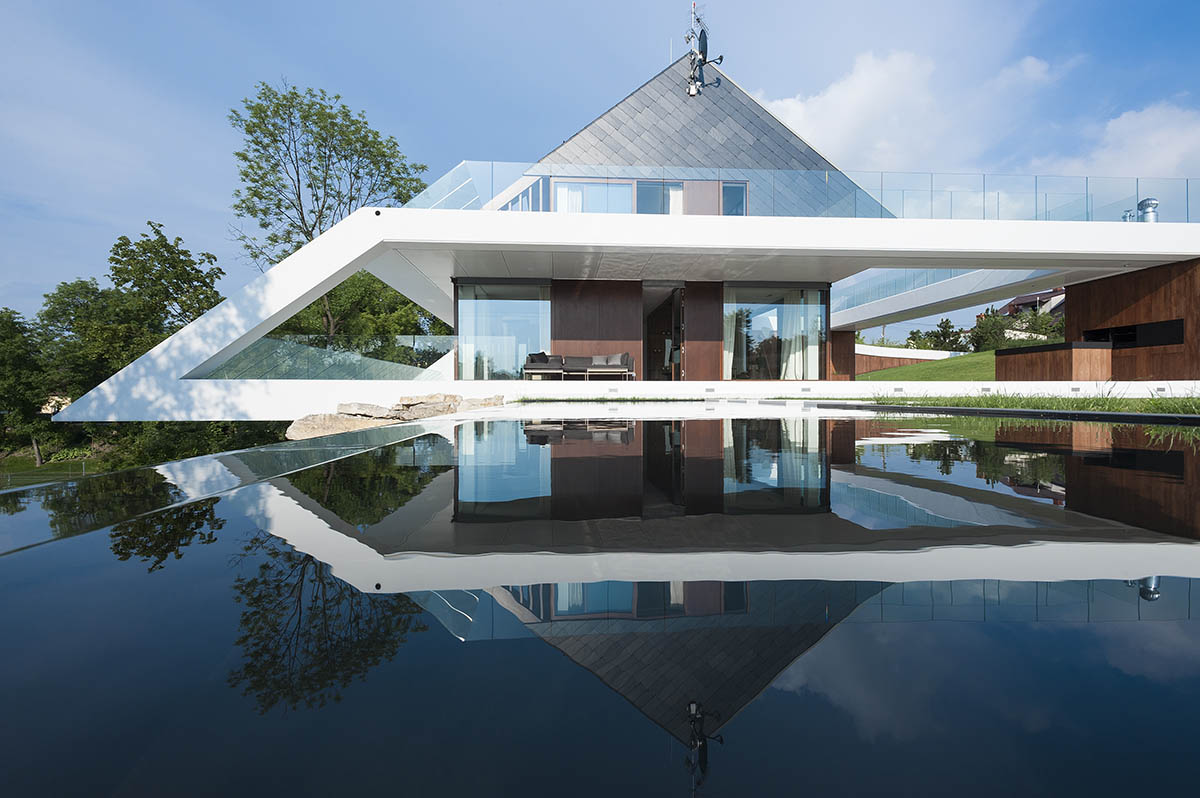 Przemek Olczyk / Mobius Architekci releases single-family house with angular volume on the cliff