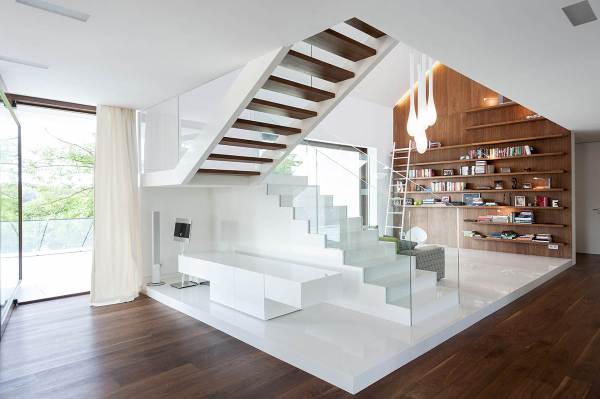 Przemek Olczyk / Mobius Architekci releases single-family house with angular volume on the cliff