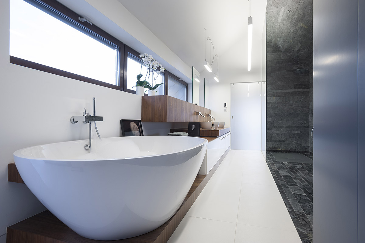 Przemek Olczyk / Mobius Architekci releases single-family house with angular volume on the cliff