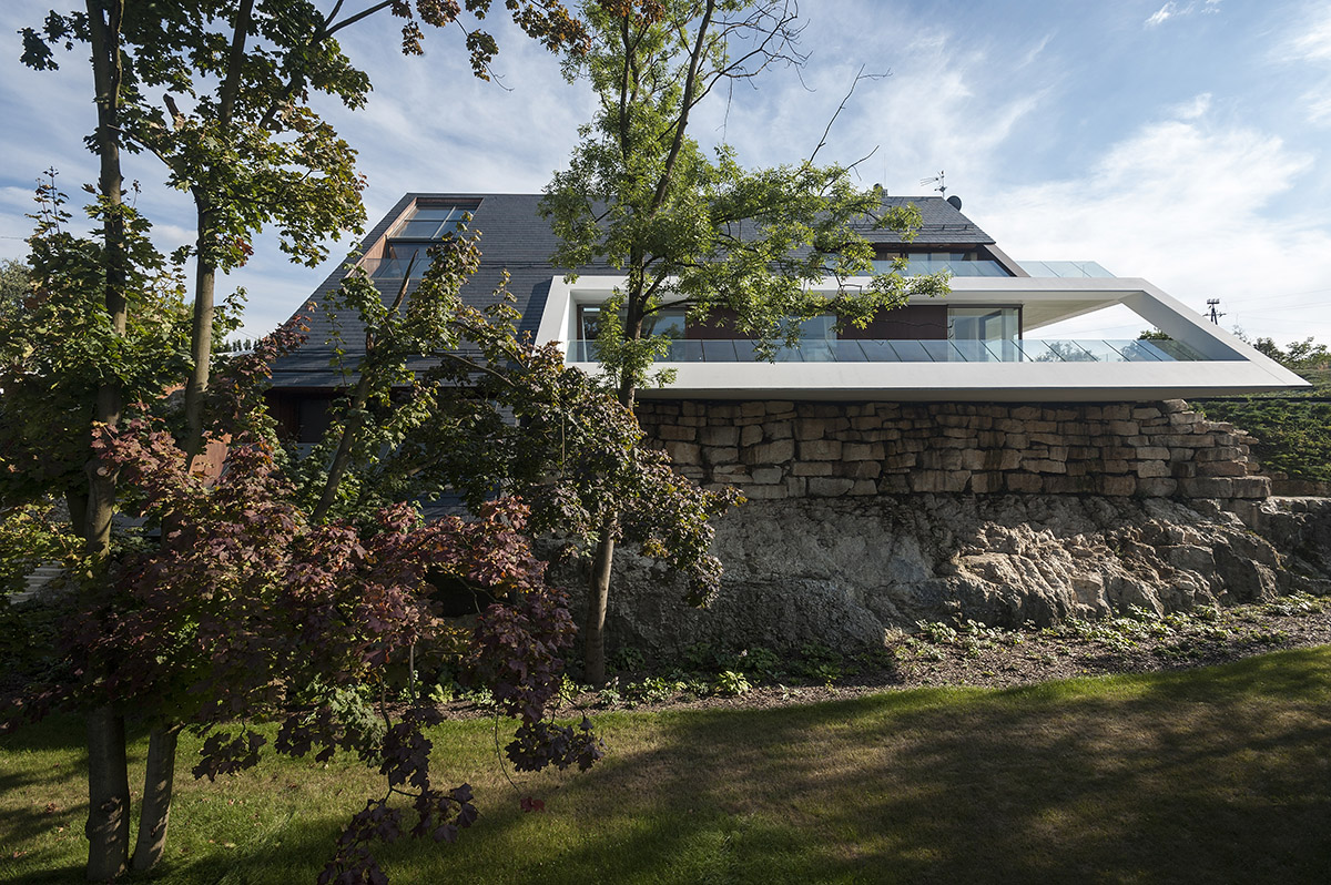 Przemek Olczyk / Mobius Architekci releases single-family house with angular volume on the cliff