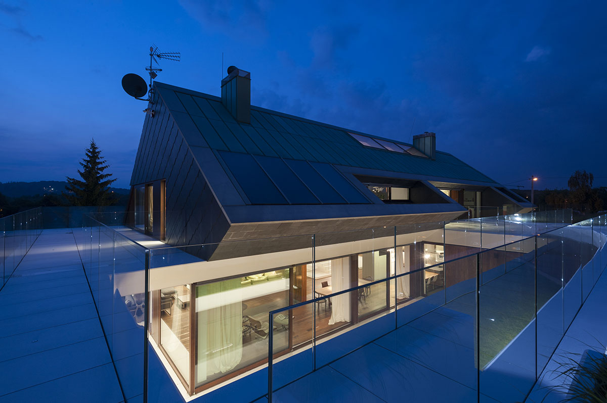 Przemek Olczyk / Mobius Architekci releases single-family house with angular volume on the cliff