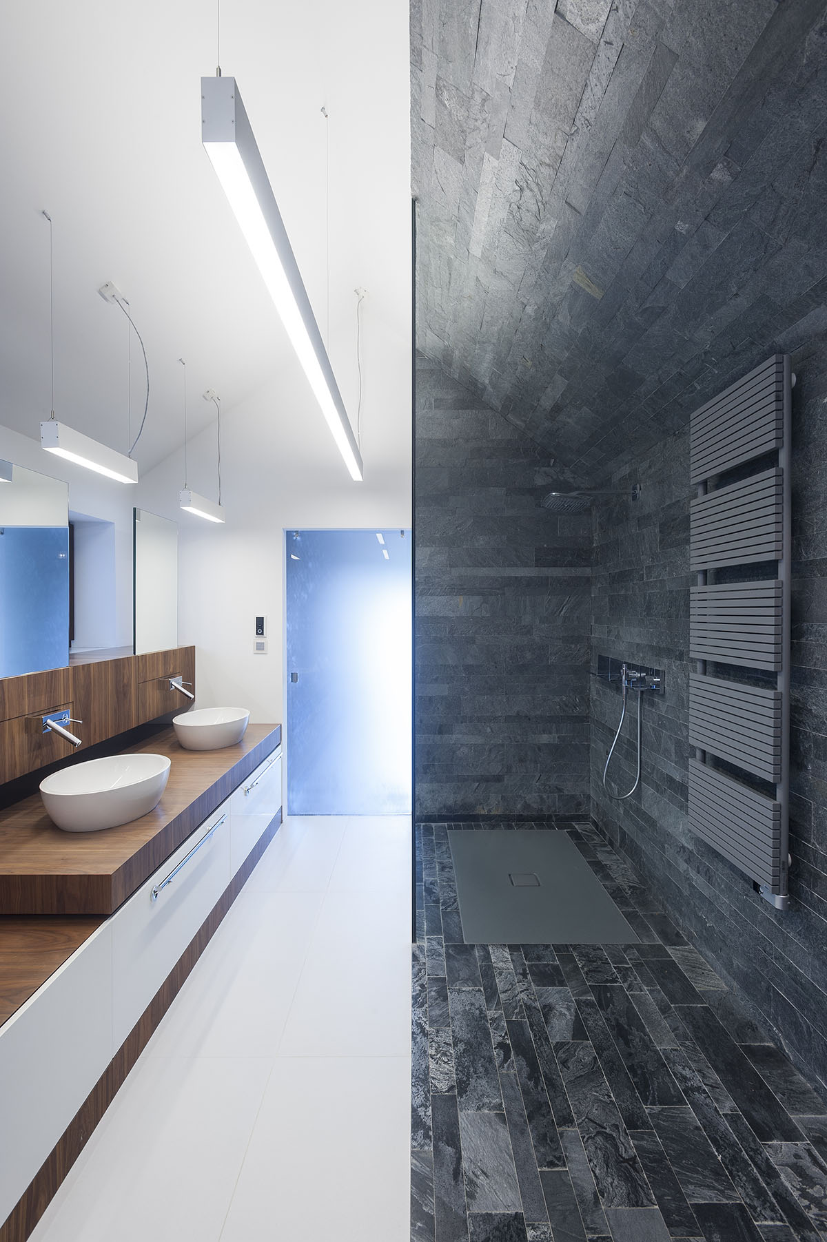 Przemek Olczyk / Mobius Architekci releases single-family house with angular volume on the cliff