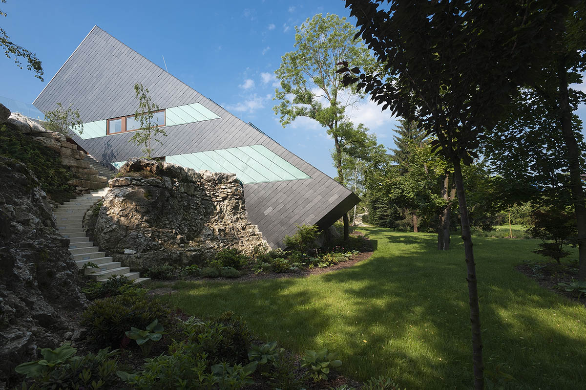 Przemek Olczyk / Mobius Architekci releases single-family house with angular volume on the cliff