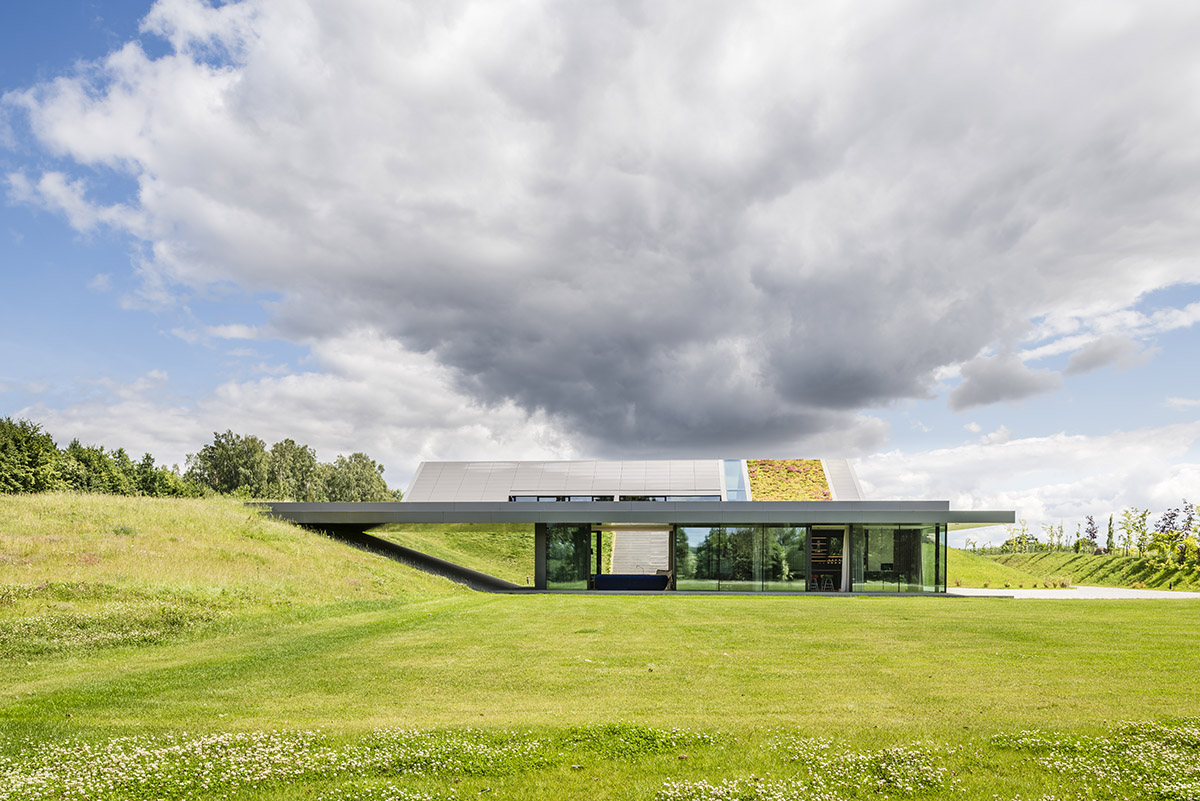 Private house by Mobius Architekci pretends to be erected from the landscape in Poland