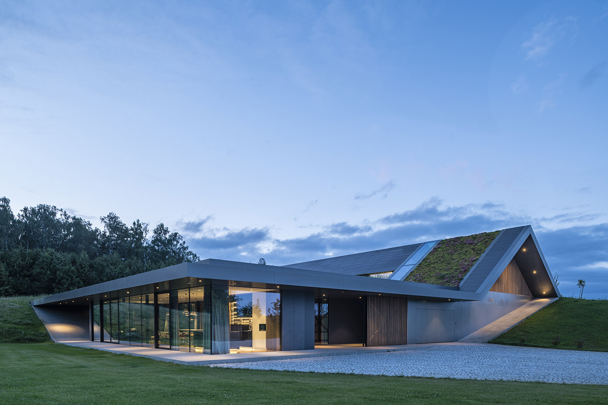 Private house by Mobius Architekci pretends to be erected from the landscape in Poland