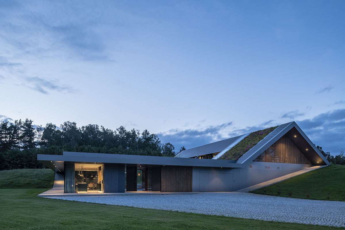 Private house by Mobius Architekci pretends to be erected from the landscape in Poland