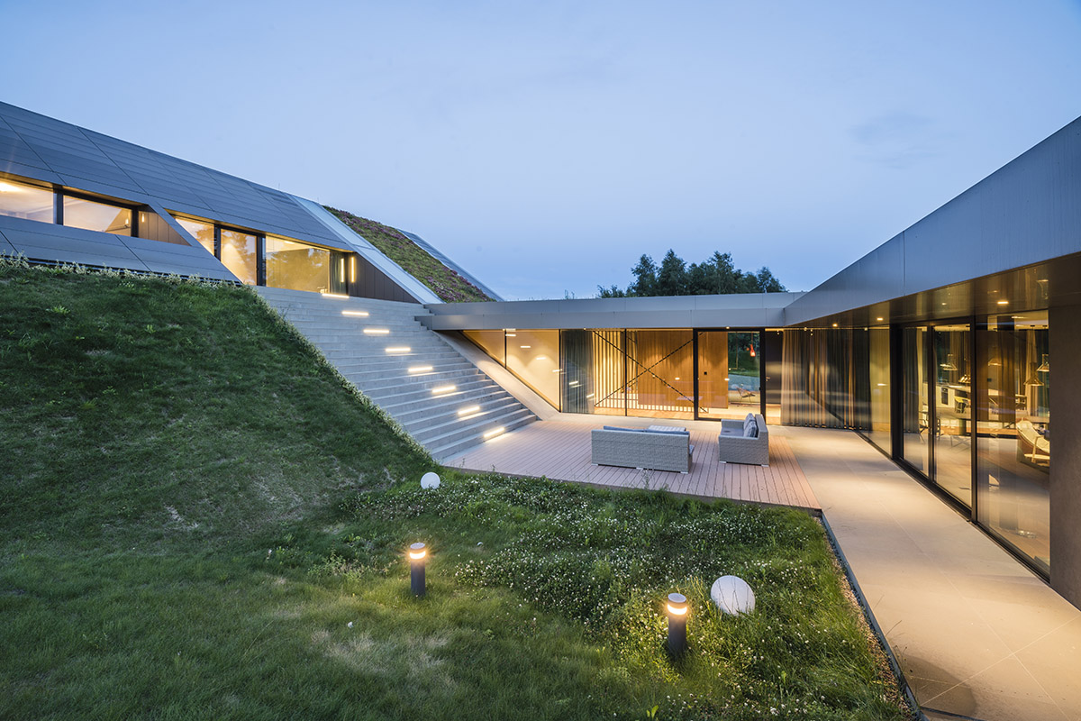 Private house by Mobius Architekci pretends to be erected from the landscape in Poland