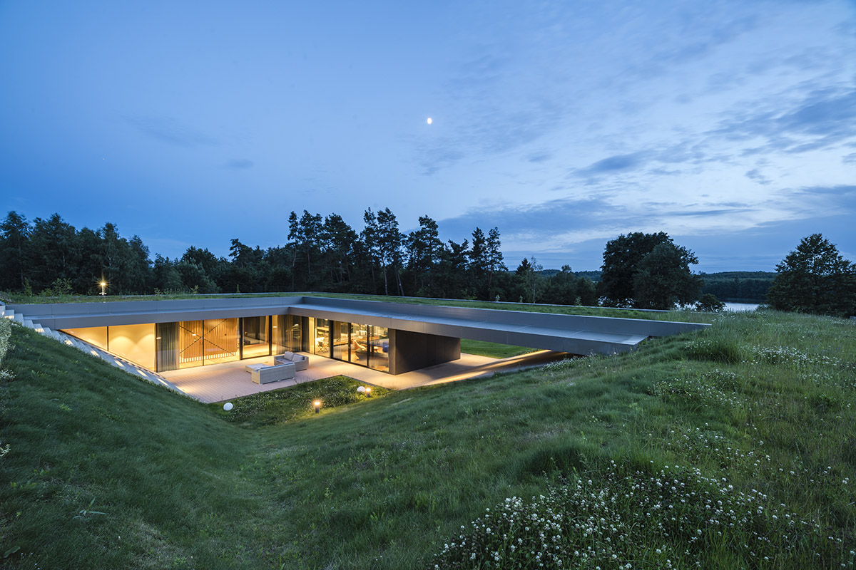 Private house by Mobius Architekci pretends to be erected from the landscape in Poland