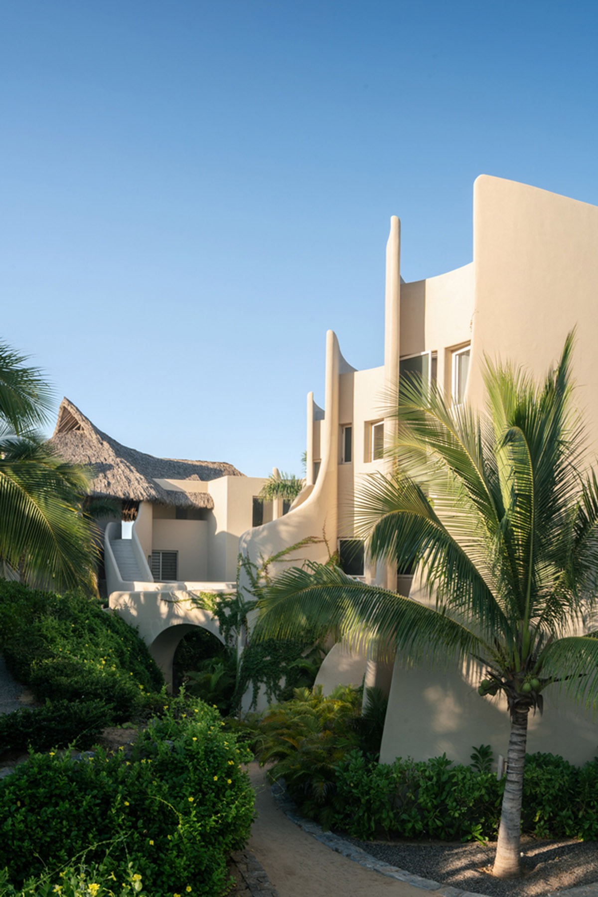 Zozaya Arquitectos built beachfront residences creating sculpted details in surf villa of Troncones