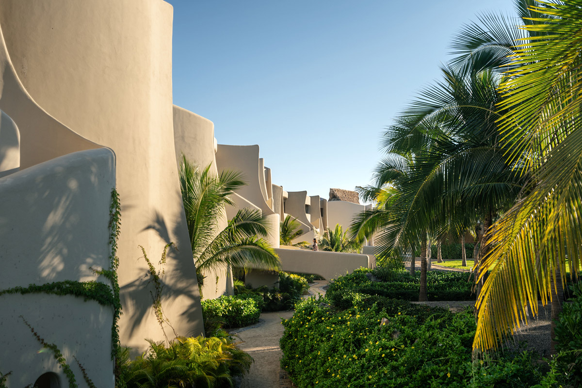 Zozaya Arquitectos built beachfront residences creating sculpted details in surf villa of Troncones
