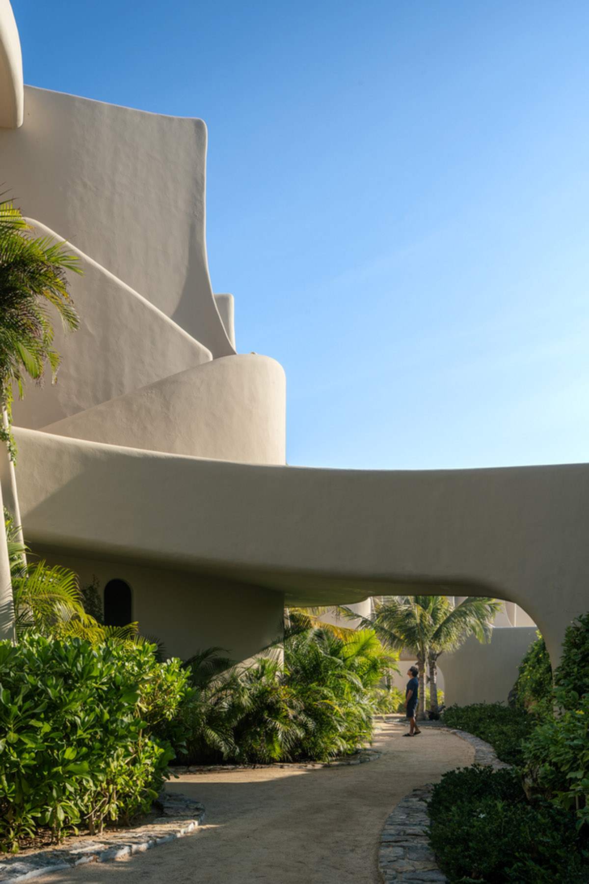 Zozaya Arquitectos built beachfront residences creating sculpted details in surf villa of Troncones