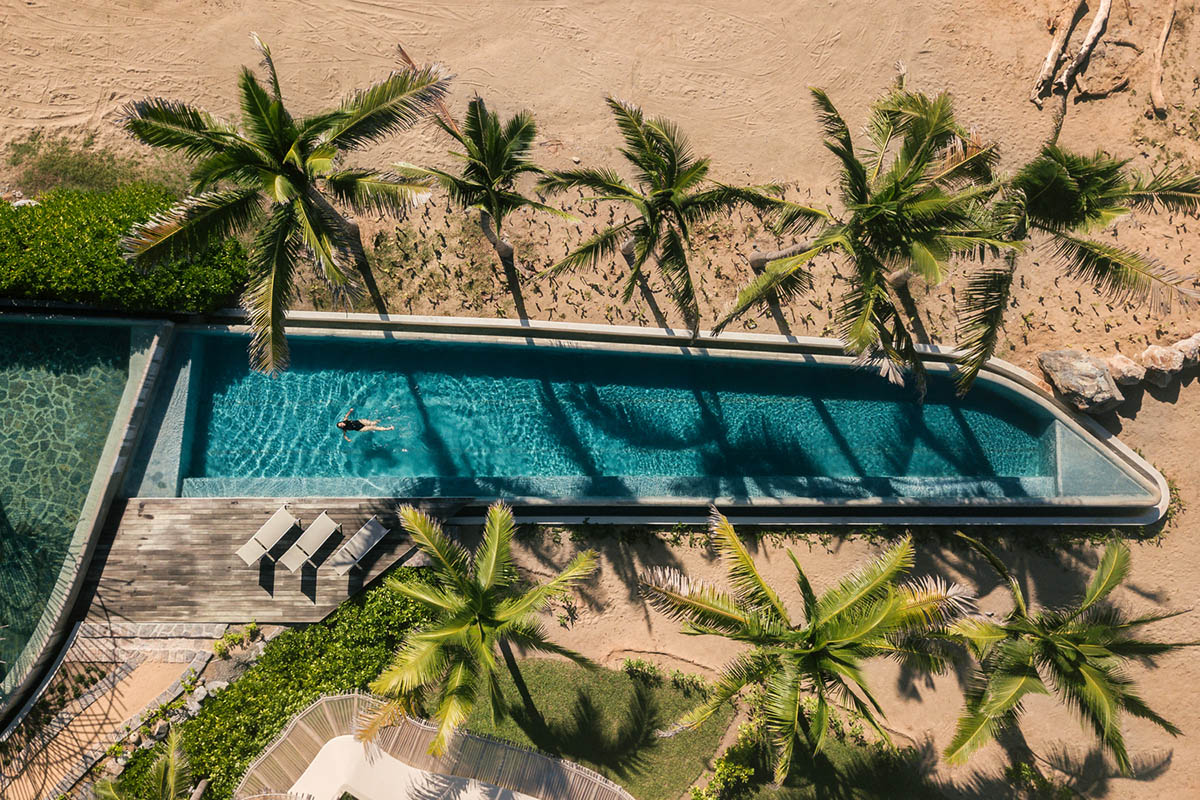 Zozaya Arquitectos built beachfront residences creating sculpted details in surf villa of Troncones