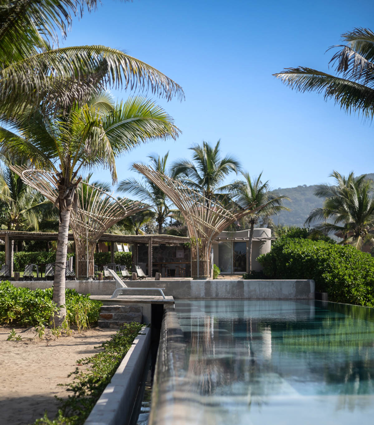 Zozaya Arquitectos built beachfront residences creating sculpted details in surf villa of Troncones