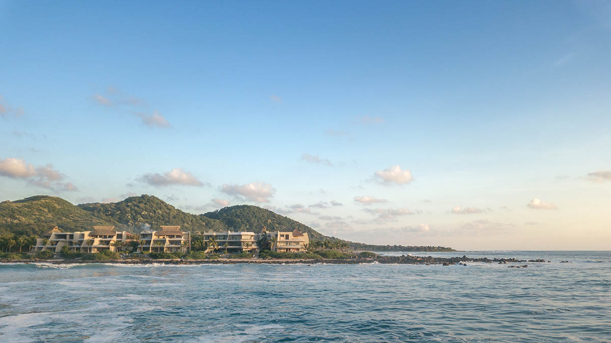 Zozaya Arquitectos built beachfront residences creating sculpted details in surf villa of Troncones