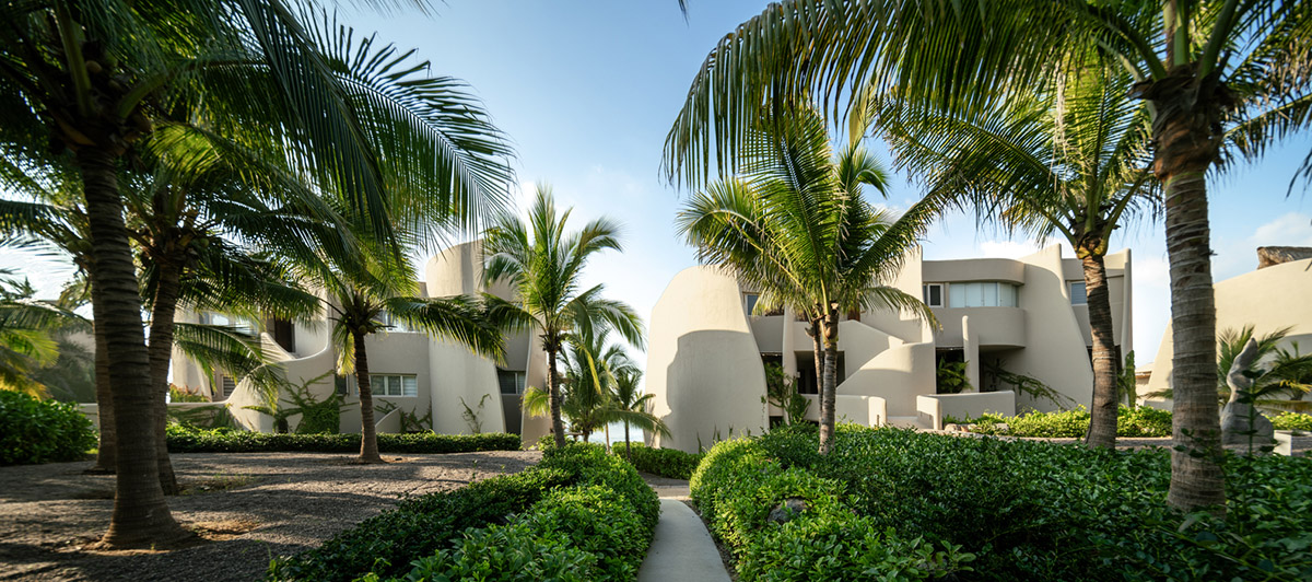Zozaya Arquitectos built beachfront residences creating sculpted details in surf villa of Troncones