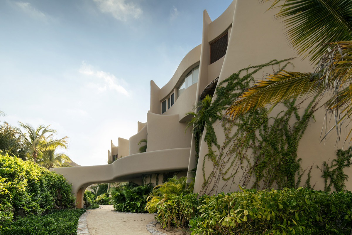 Zozaya Arquitectos built beachfront residences creating sculpted details in surf villa of Troncones