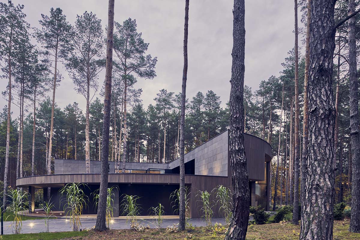Przemek Olczyk Mobius Architekci completes circle wood house in a pine forest of Poland