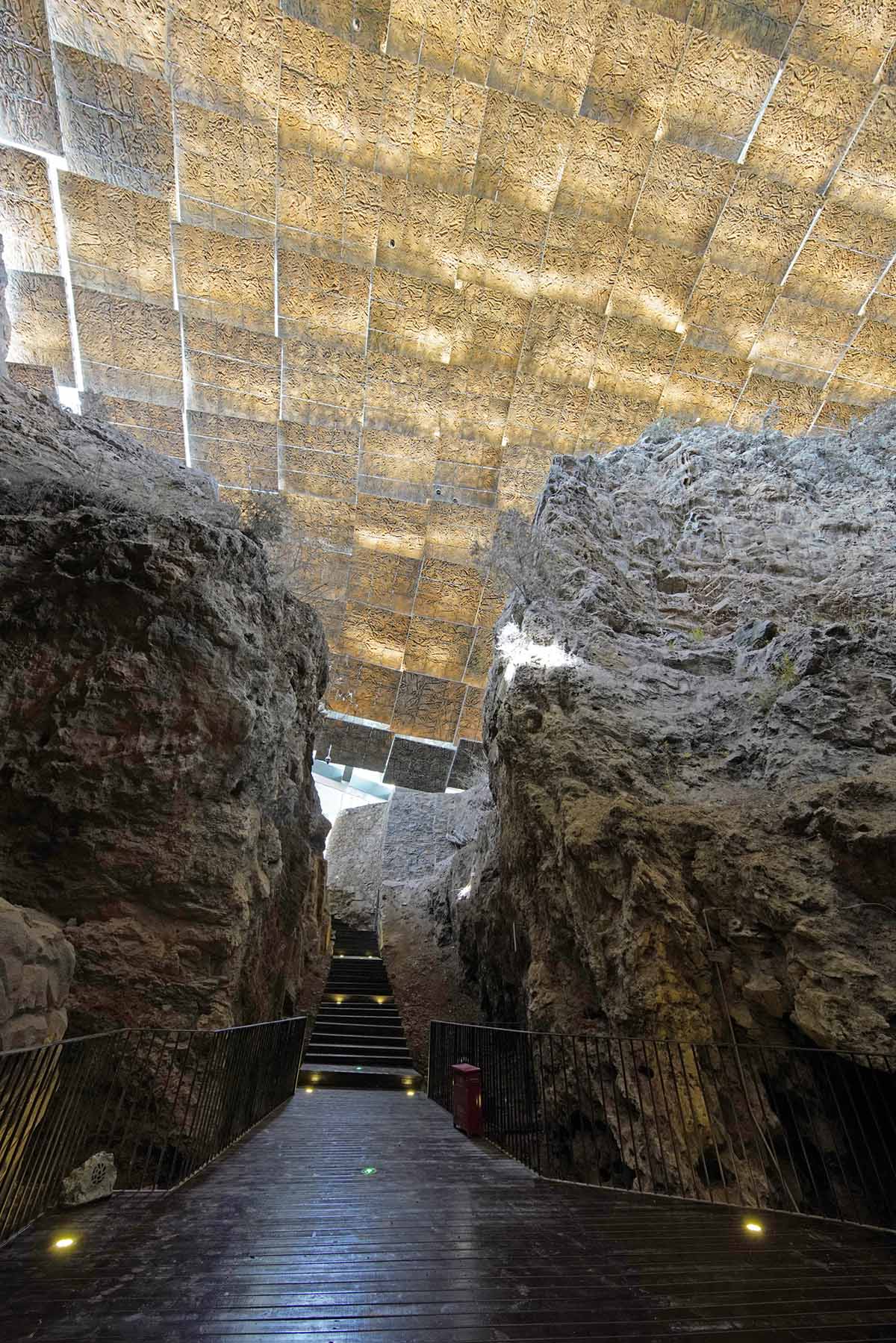 THAD's undulating prefabricated shell protects archaeological site of Peking Man cave in China