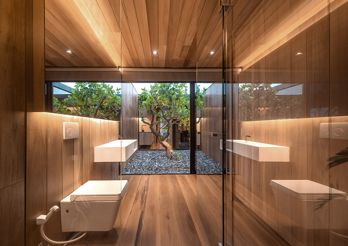 WARchitect built a borderless wooden residence on rooftop in Bangkok