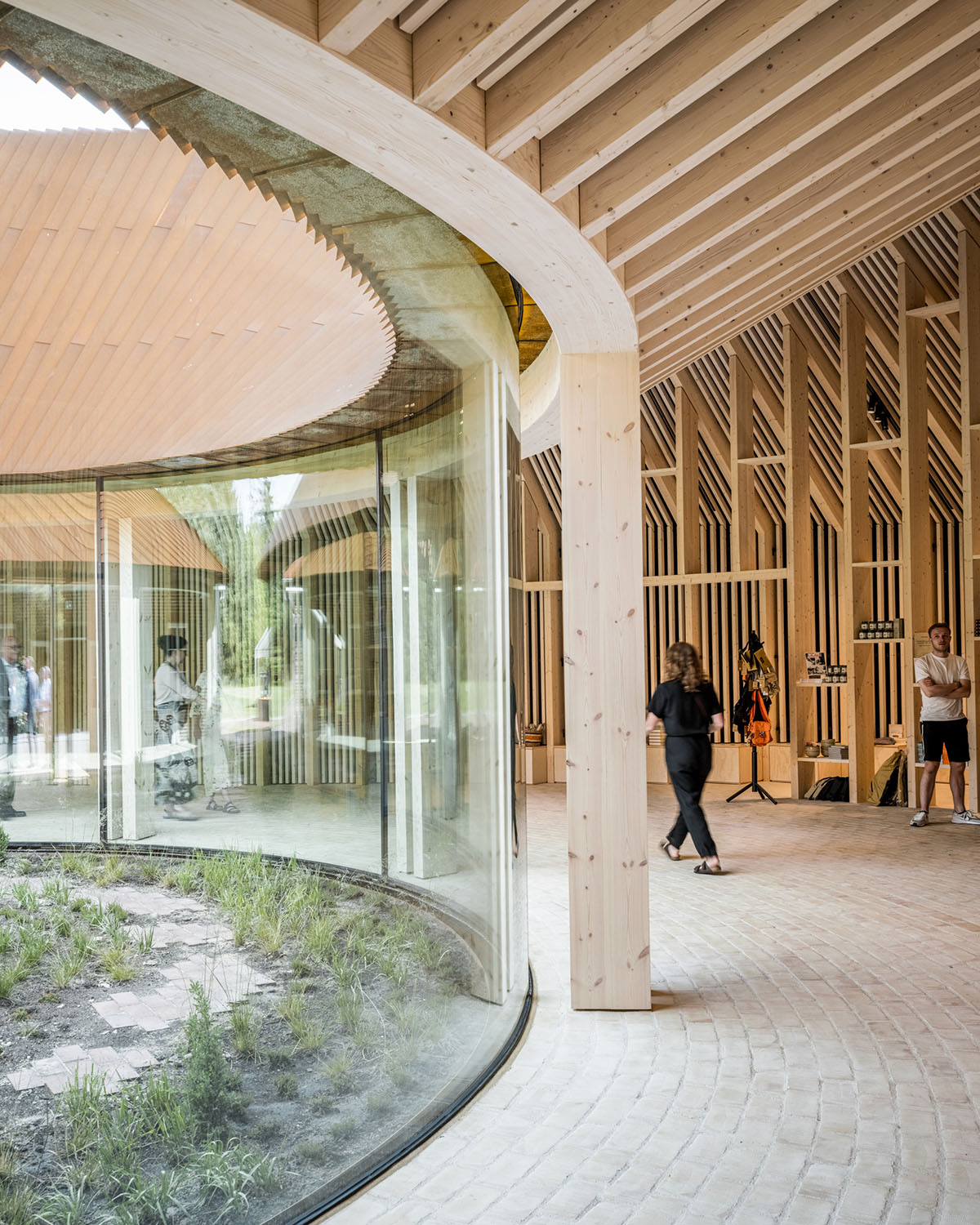 BIG завершает строительство нового музея беженцев в Дании корпусом из кортеновской стали с мягким изгибом 