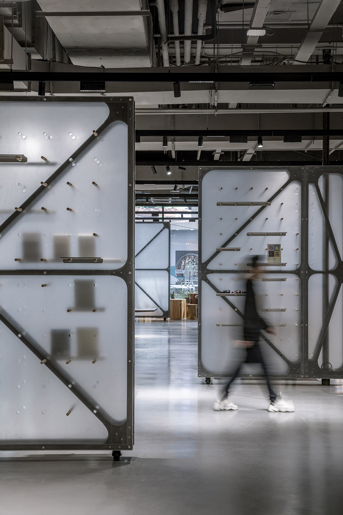 LUO Studio completes Mumokuteki Concept Bookstore in Beijing