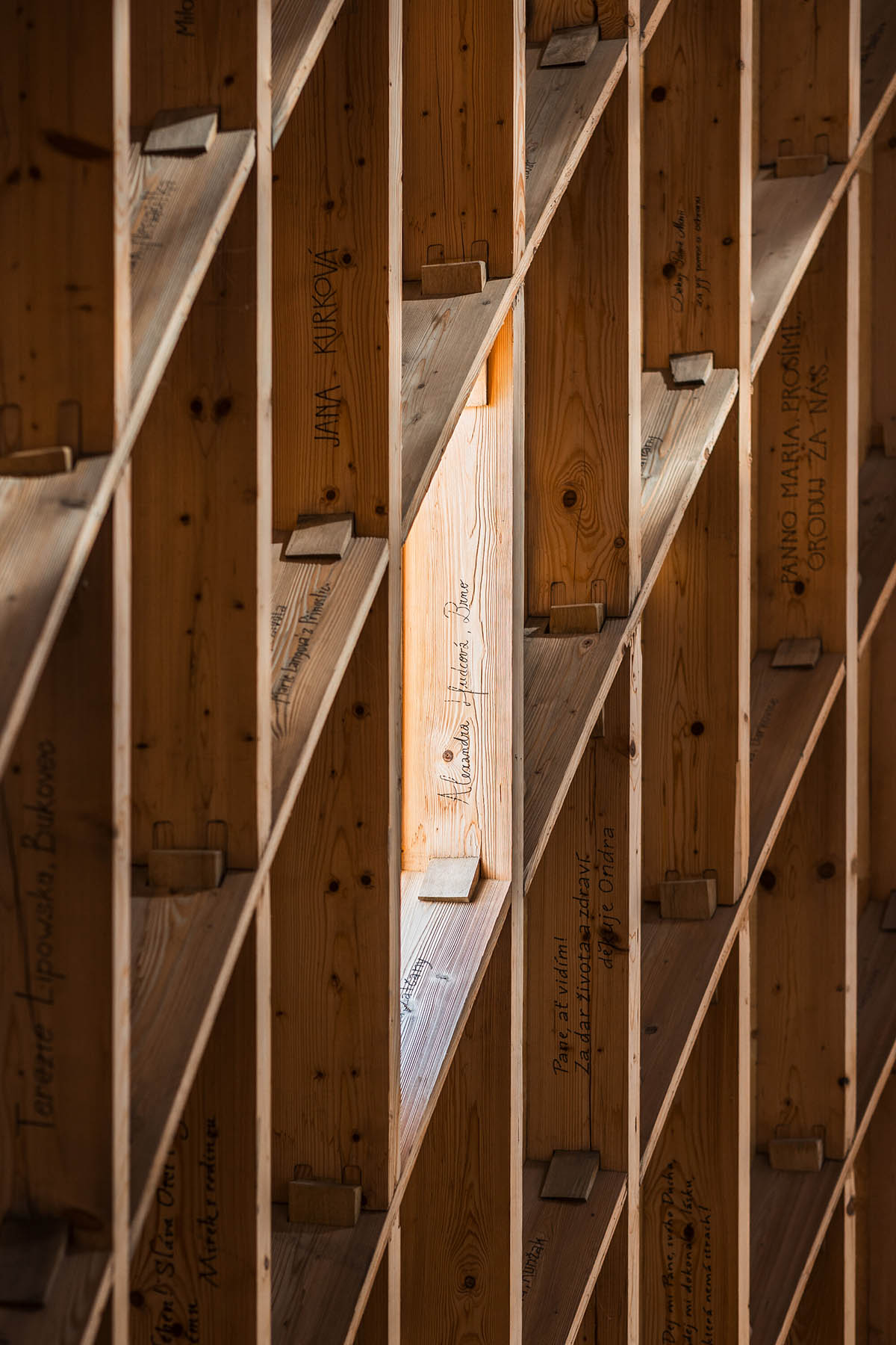 RCNKSK uses wood and quarried stone for chapel in Nesvačilka
