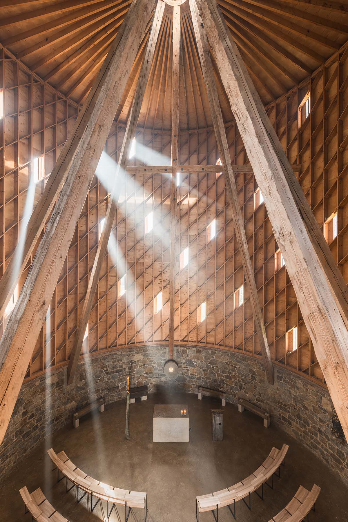 RCNKSK uses wood and quarried stone for chapel in Nesvačilka
