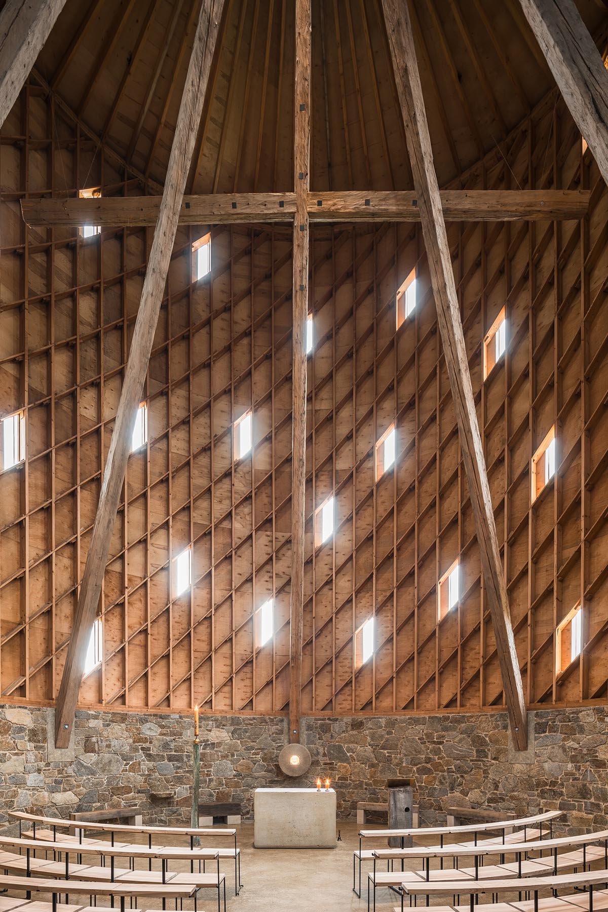RCNKSK uses wood and quarried stone for chapel in Nesvačilka