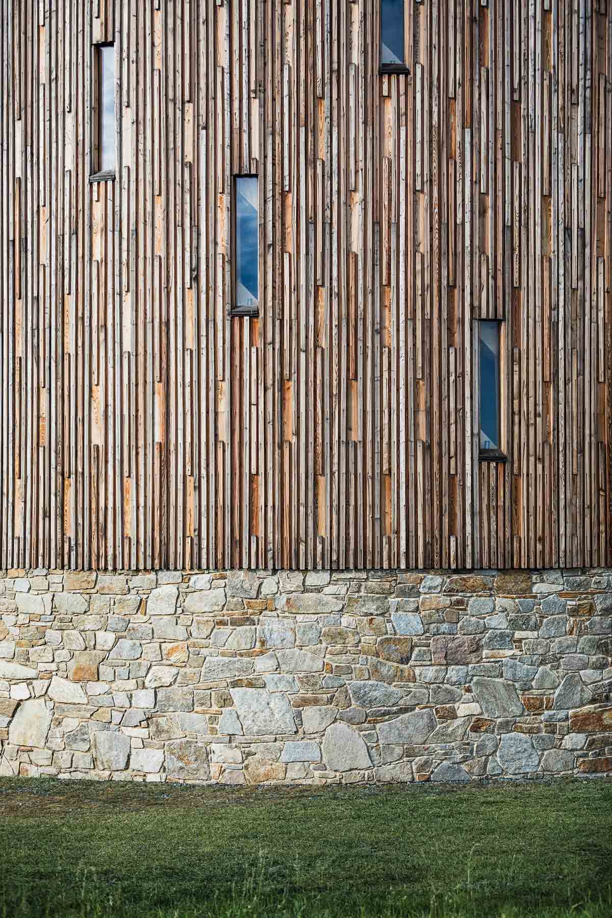 RCNKSK uses wood and quarried stone for chapel in Nesvačilka