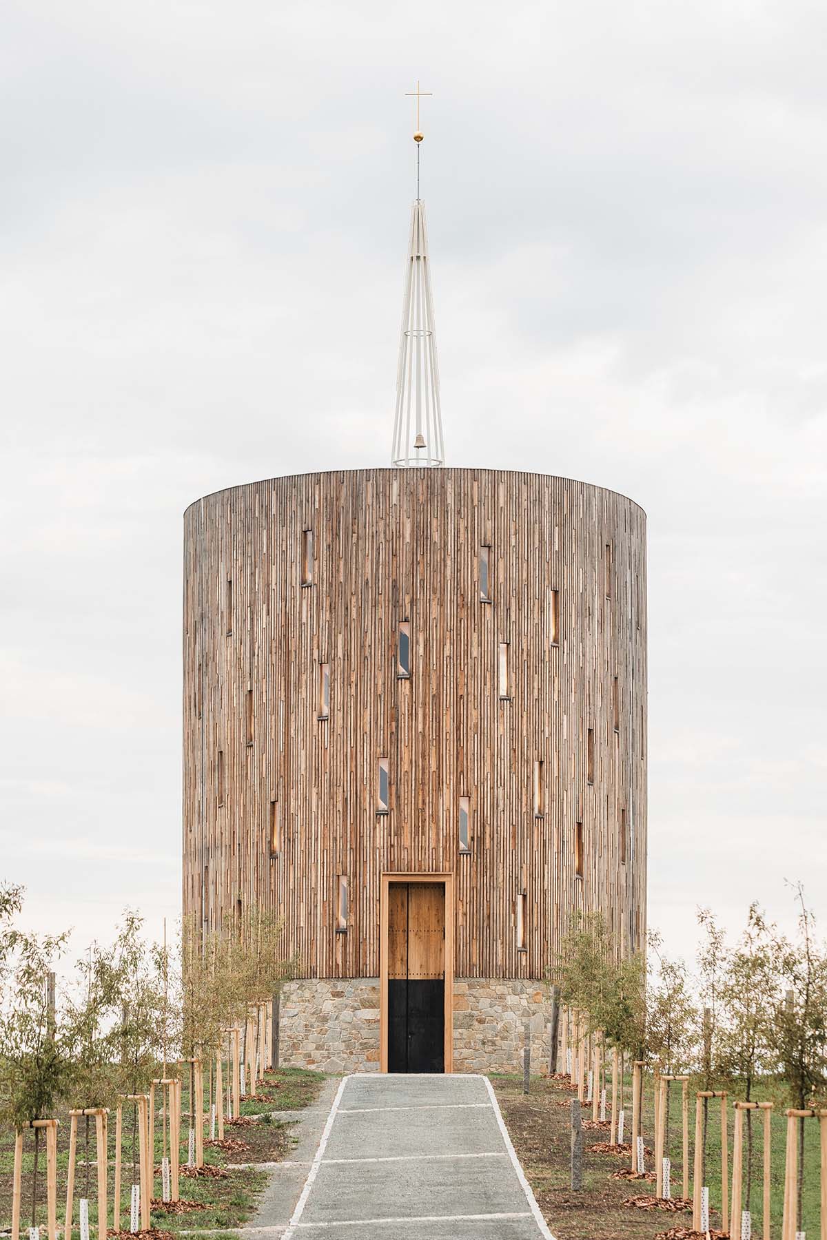 RCNKSK uses wood and quarried stone for chapel in Nesvačilka