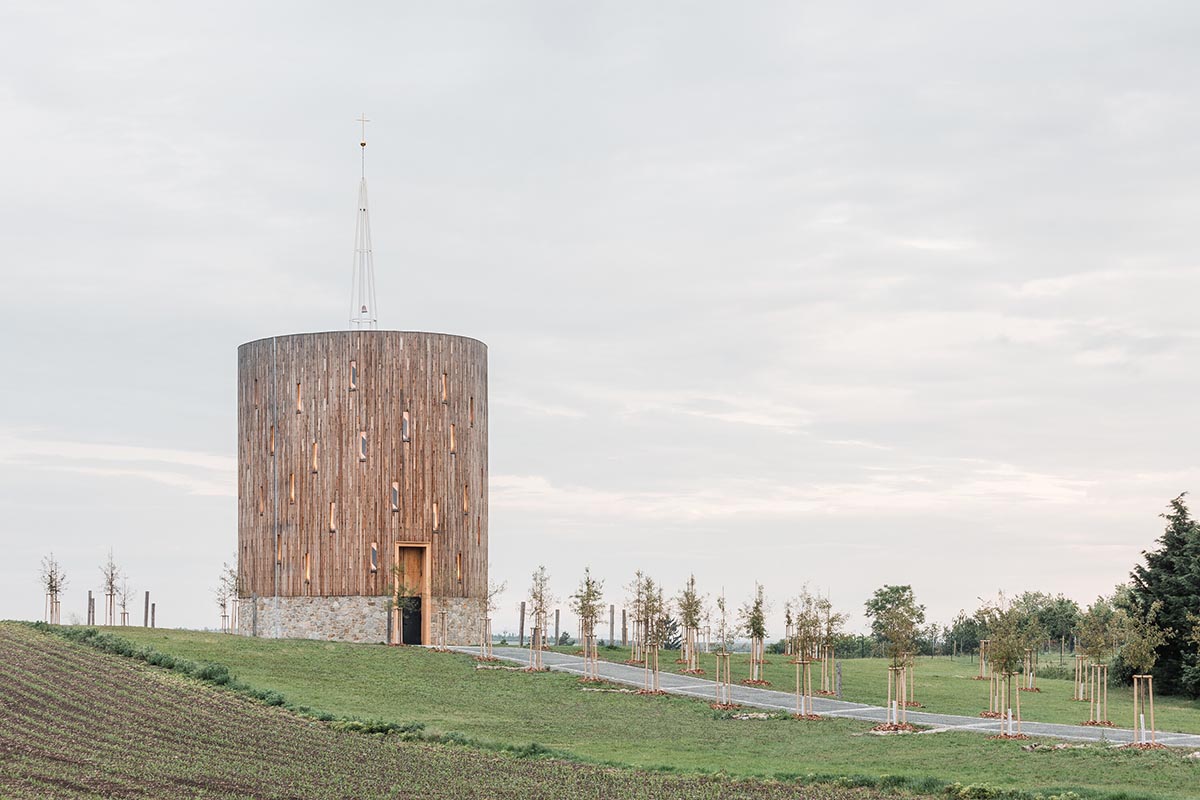 RCNKSK uses wood and quarried stone for chapel in Nesvačilka