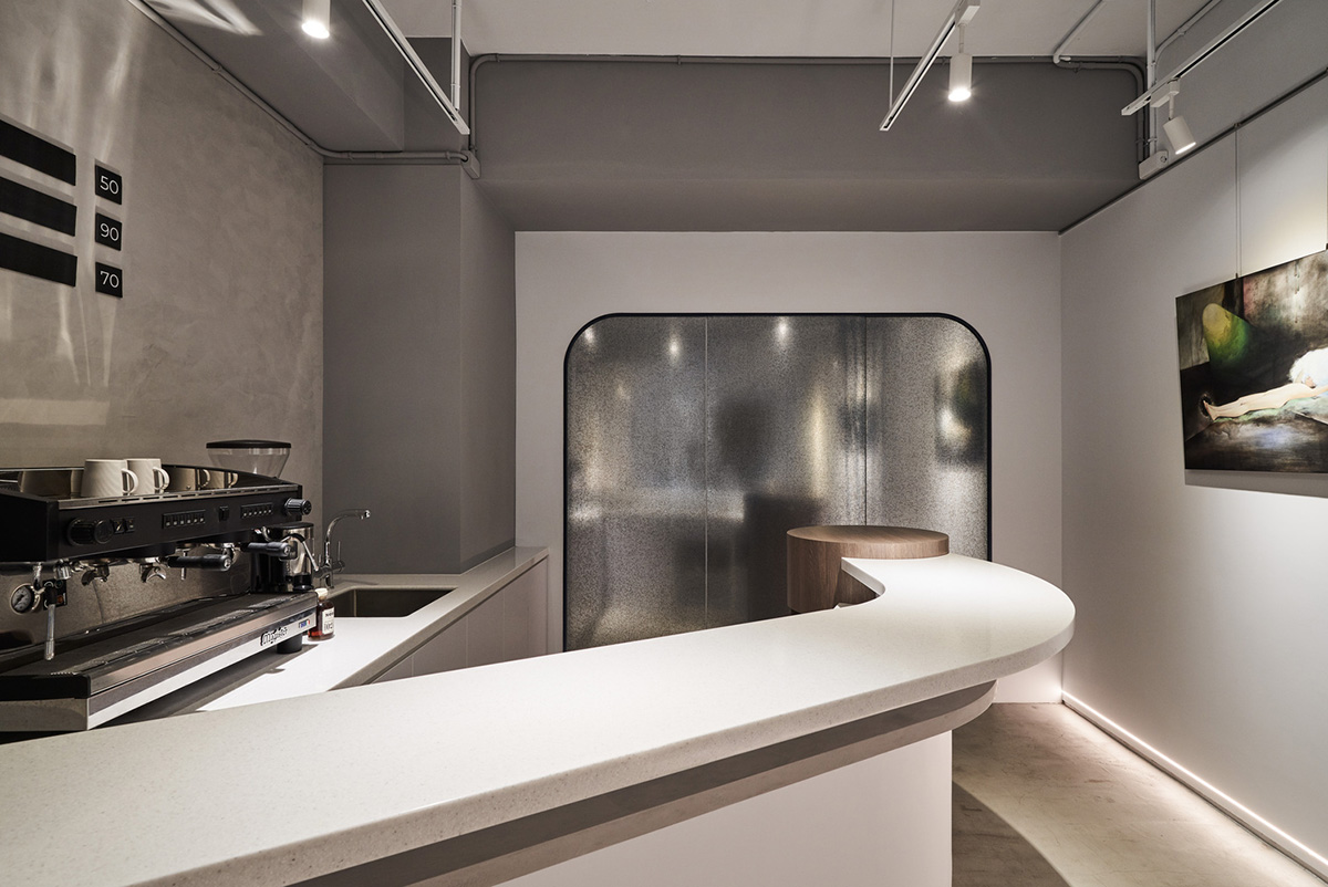 Republic Design reveals its coffee shop and gallery with curvy and white elements in Taiwan