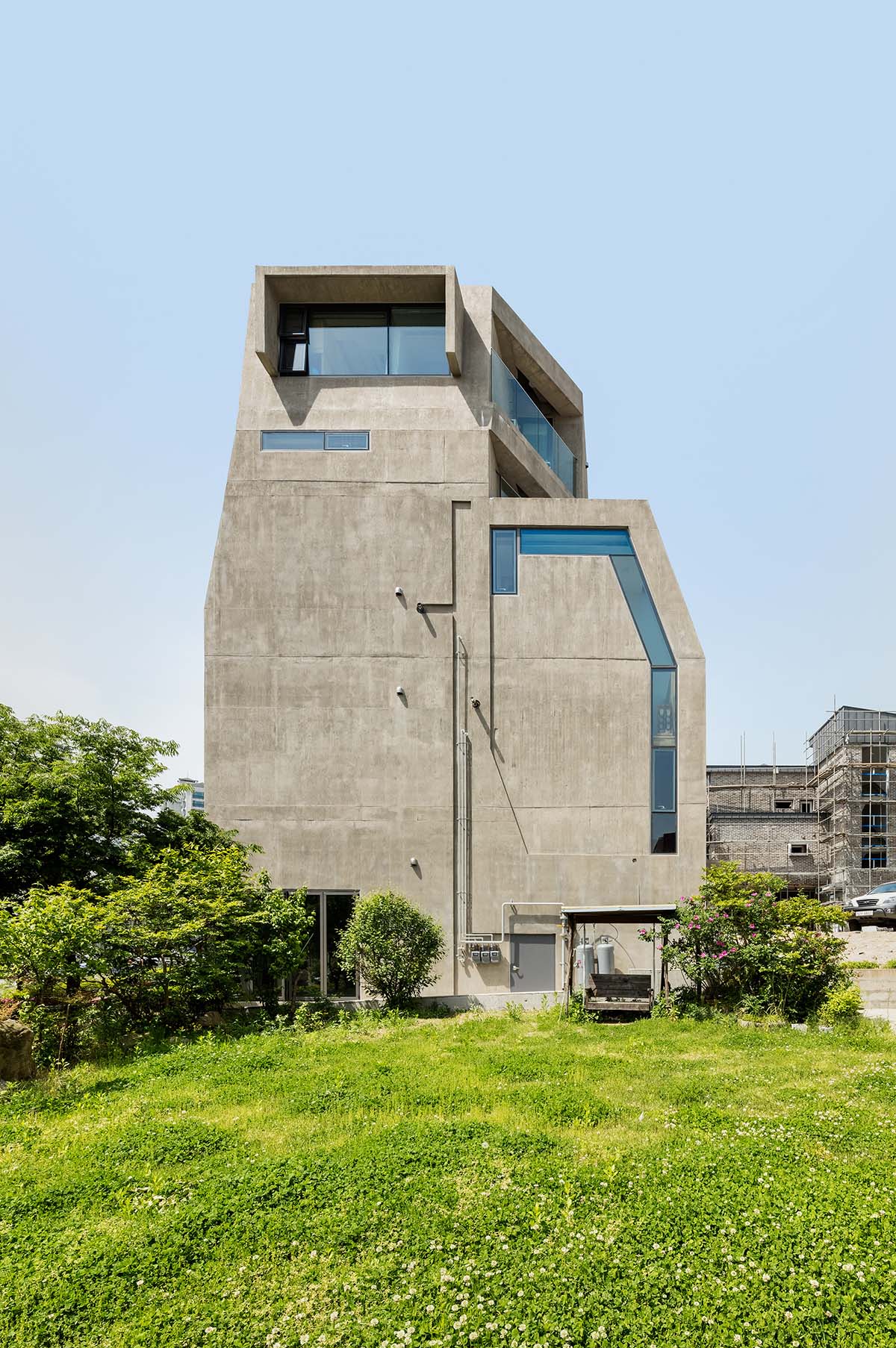 Moon Hoon completes owl-shaped housing in South Korea