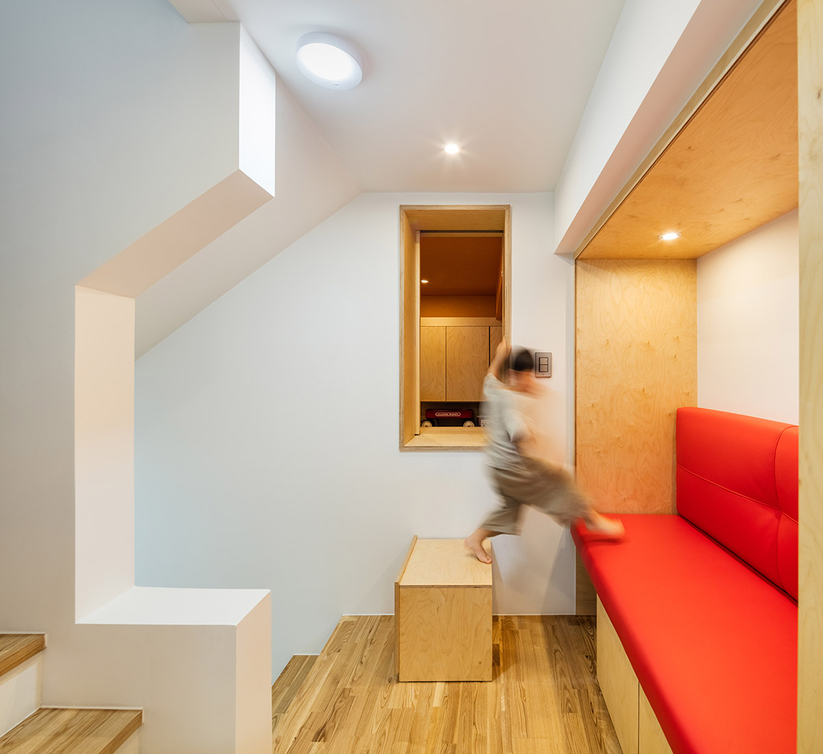 Moon Hoon completes owl-shaped housing in South Korea