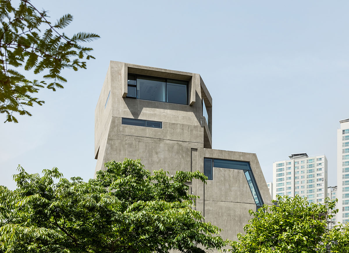 Moon Hoon completes owl-shaped housing in South Korea