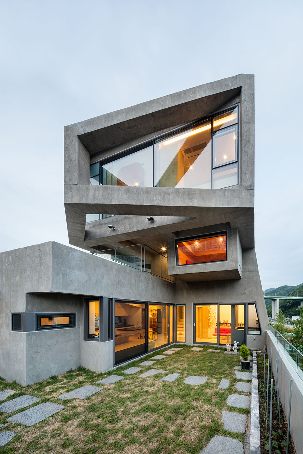 Moon Hoon completes owl-shaped housing in South Korea