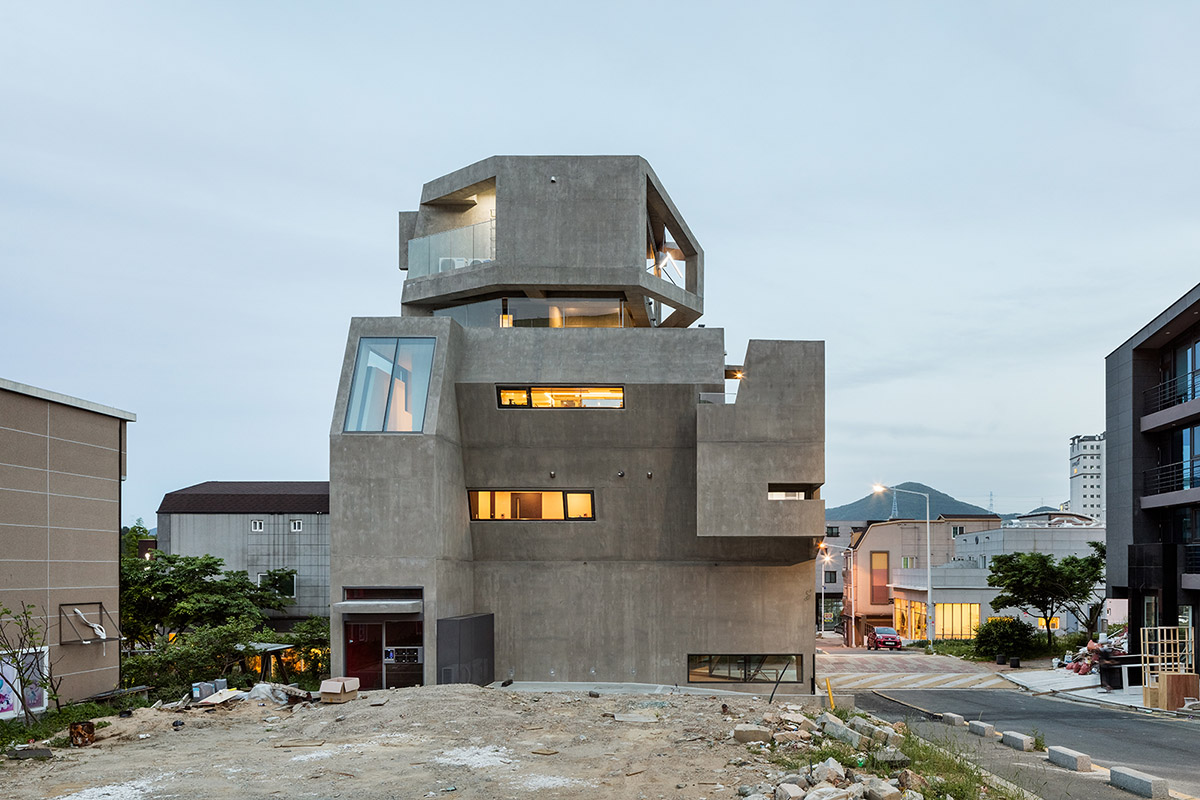 Moon Hoon completes owl-shaped housing in South Korea