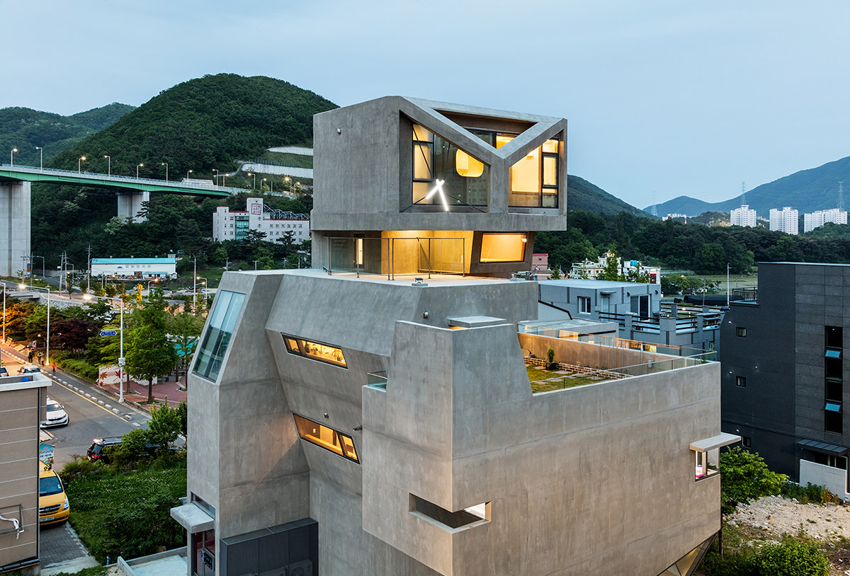 Moon Hoon completes owl-shaped housing in South Korea