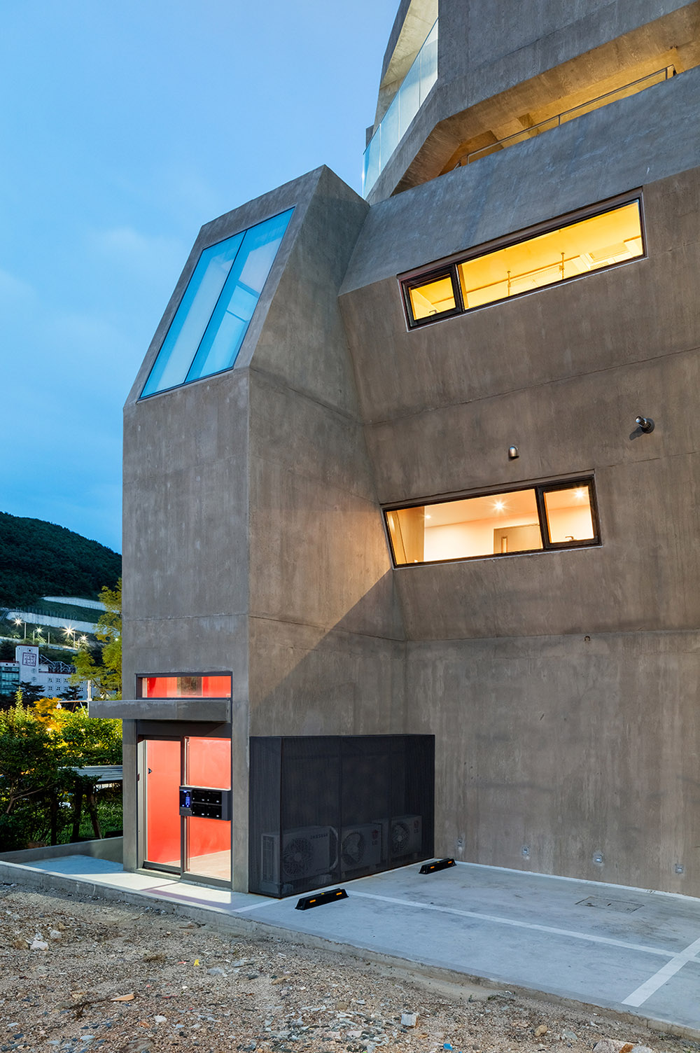 Moon Hoon completes owl-shaped housing in South Korea
