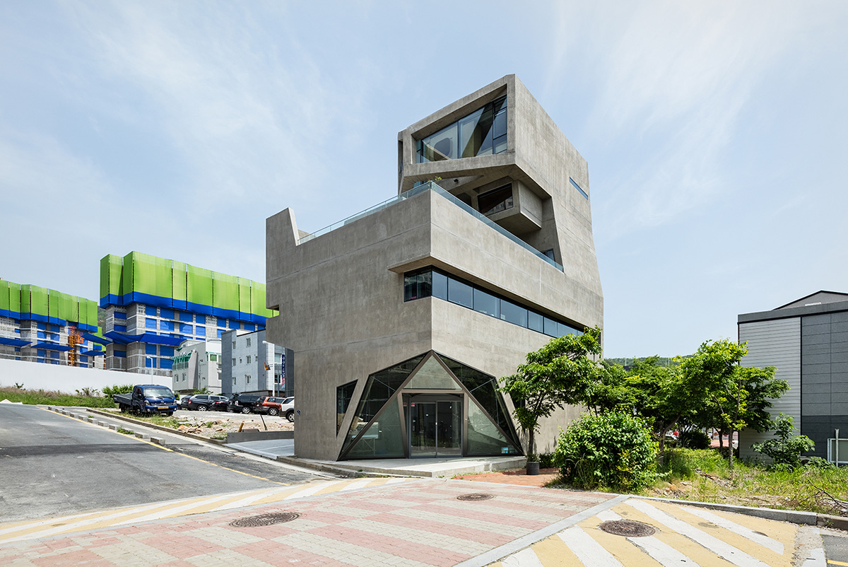 Moon Hoon completes owl-shaped housing in South Korea
