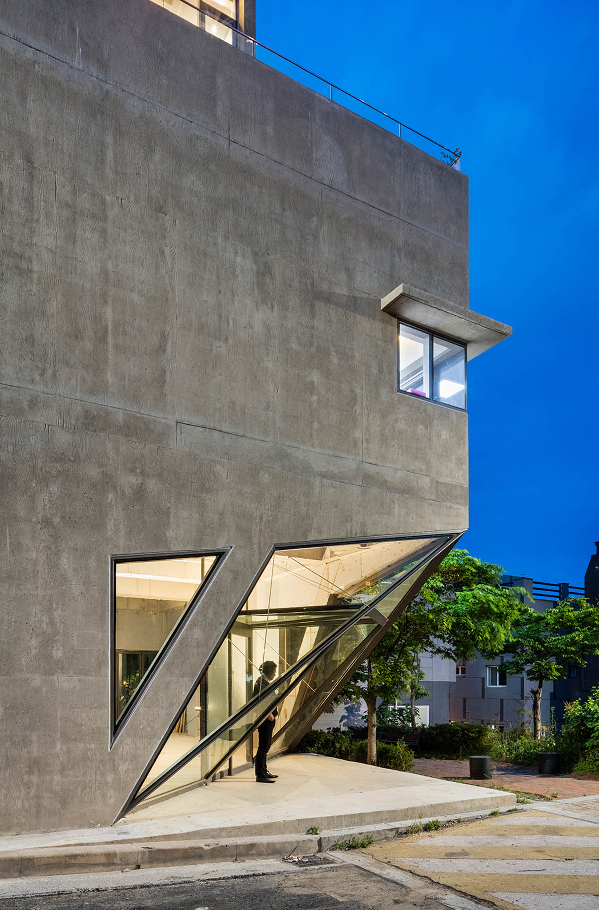 Moon Hoon completes owl-shaped housing in South Korea