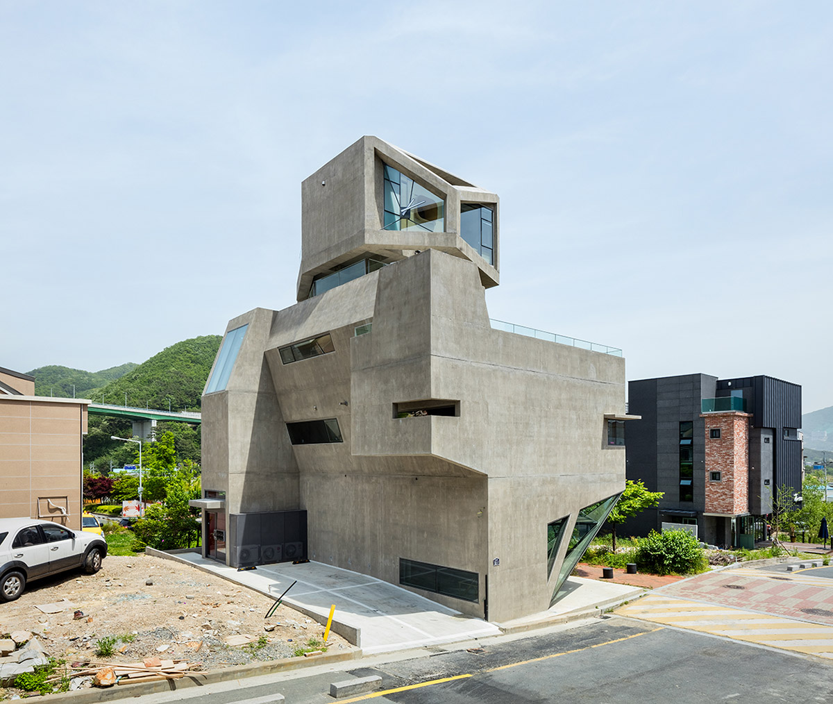 Moon Hoon completes owl-shaped housing in South Korea