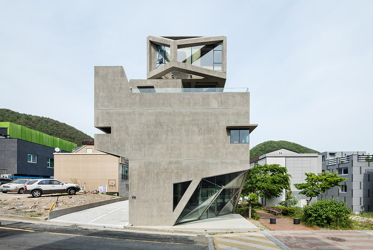 Moon Hoon completes owl-shaped housing in South Korea