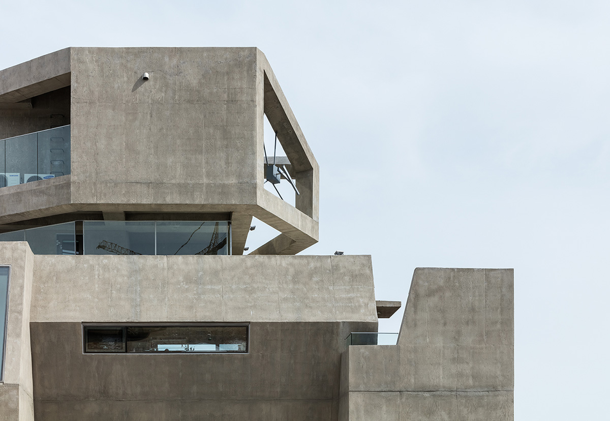 Moon Hoon completes owl-shaped housing in South Korea