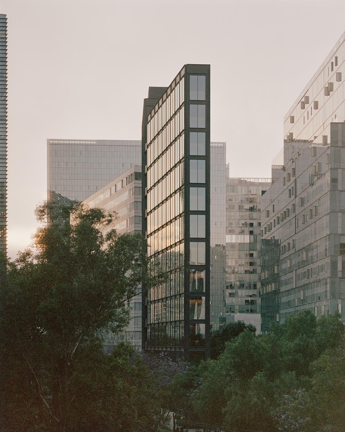 HEMAA built a slender skyscraper that stands elegantly on a narrow plot in Mexico City 