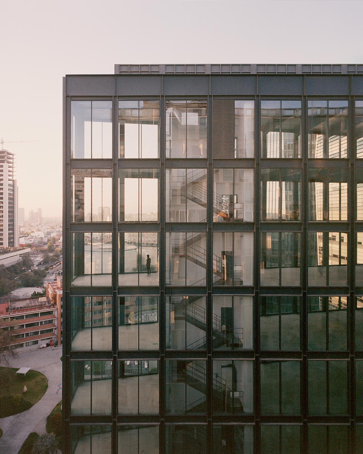HEMAA built a slender skyscraper that stands elegantly on a narrow plot in Mexico City 