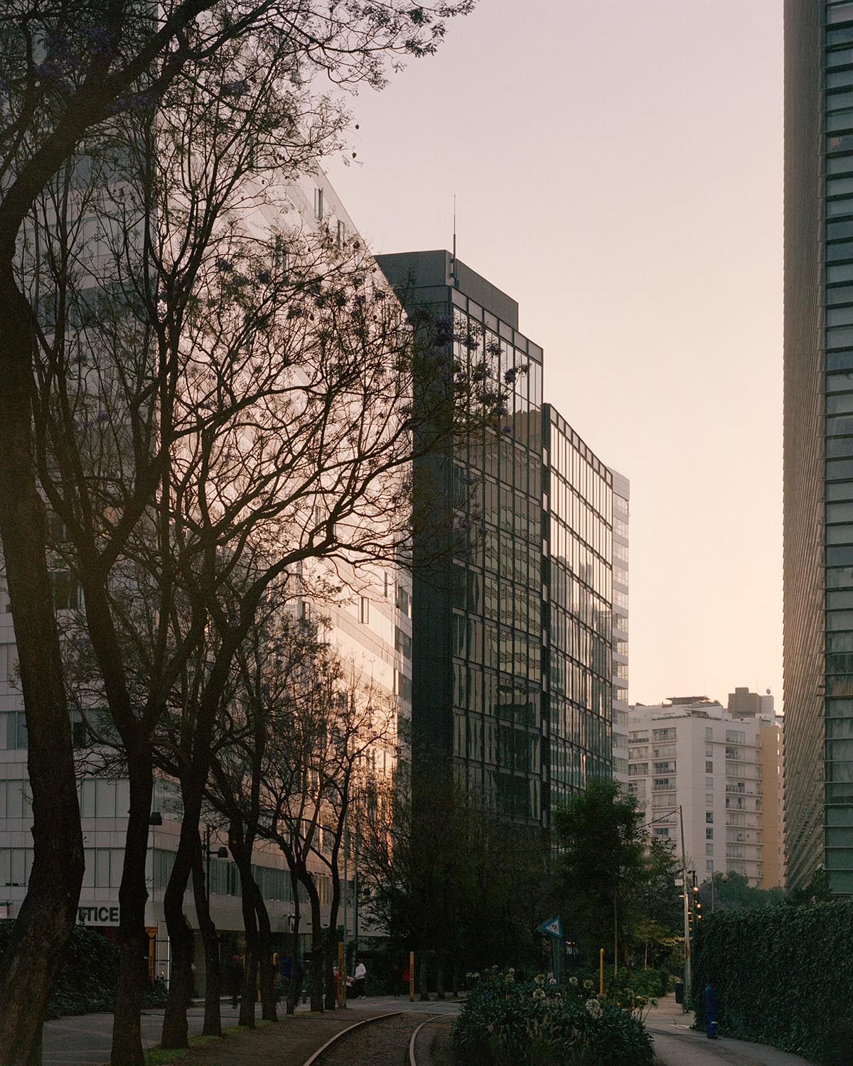 HEMAA built a slender skyscraper that stands elegantly on a narrow plot in Mexico City 
