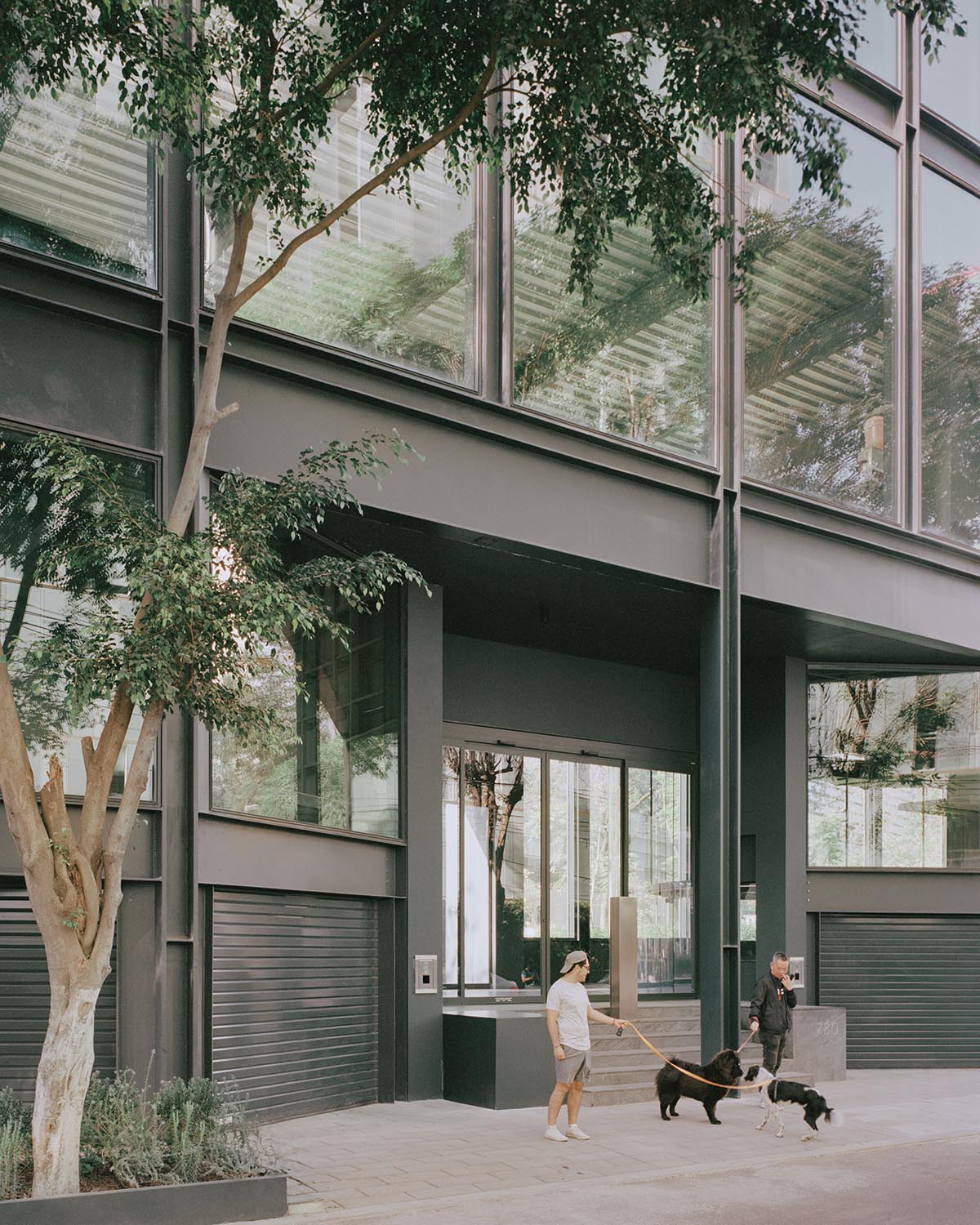 HEMAA built a slender skyscraper that stands elegantly on a narrow plot in Mexico City 